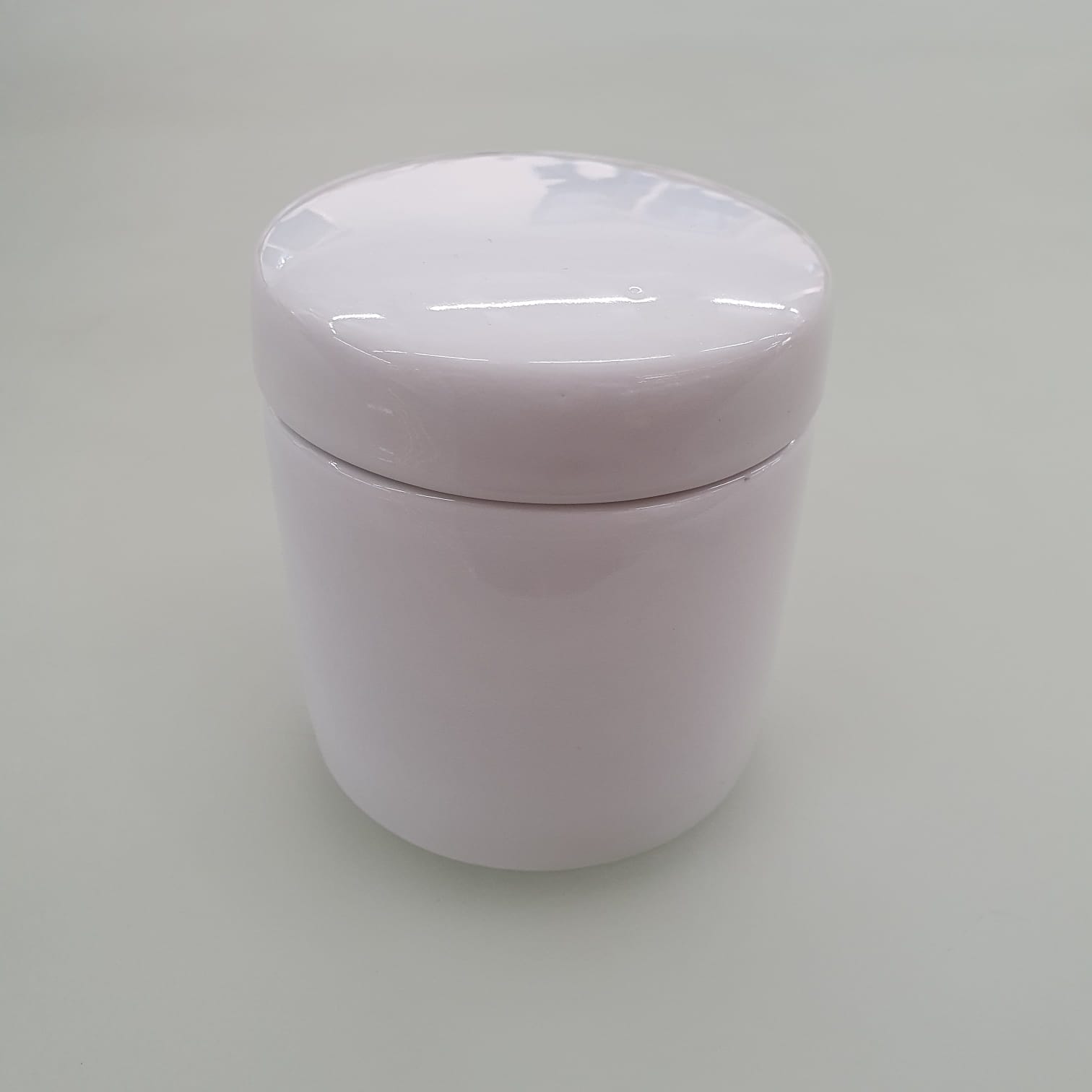 c4c3441ba13f98b2eedd7f2d06c10a6d-1.jpeg Pote com Tampa M - Imagem 1